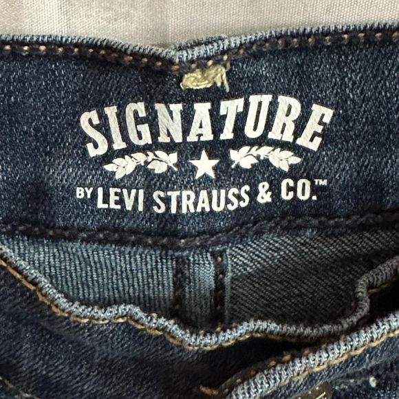 Signature by Levi Strauss & Co. High Rise Jean Shorts, Size 30in, Pre-owned - Picture 3 of 5